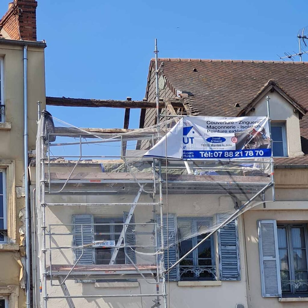couverture-mantes-la-jolie-yvelines-un-bâtiment-avec-un-panneau-dessus_gerbout