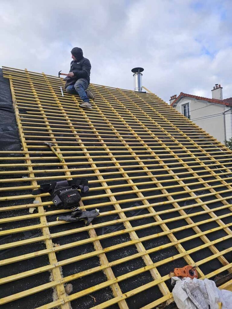 couverture-mantes-la-jolie-yvelines-un-homme-monte-une-clôture-jaune_gerbout