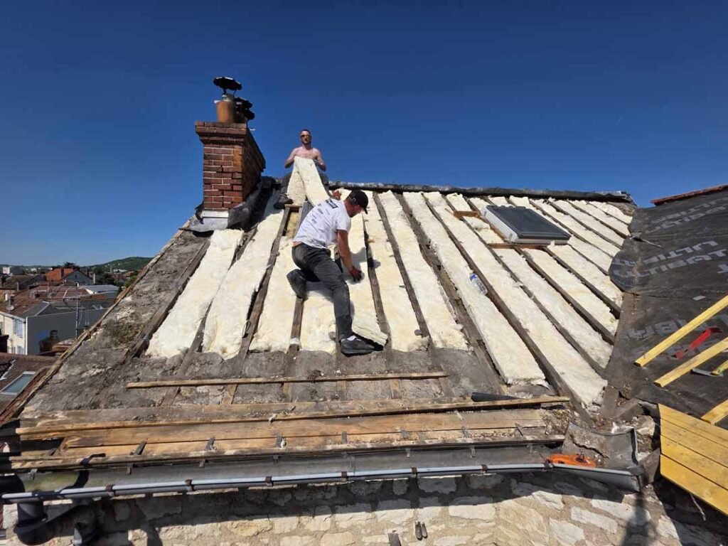 couverture-mantes-la-jolie-yvelines-un-homme-se-tient-sur-le-maison_gerbout
