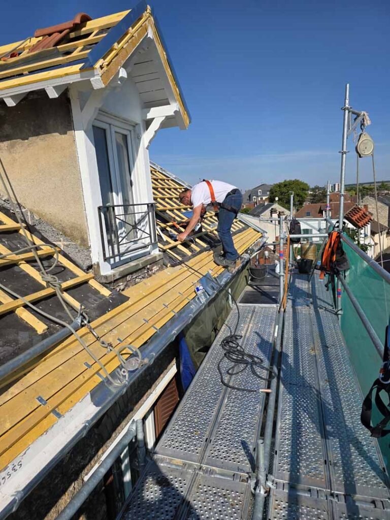 couverture-mantes-la-jolie-yvelines-un-homme-travaillant-sur-un-chantier_gerbout
